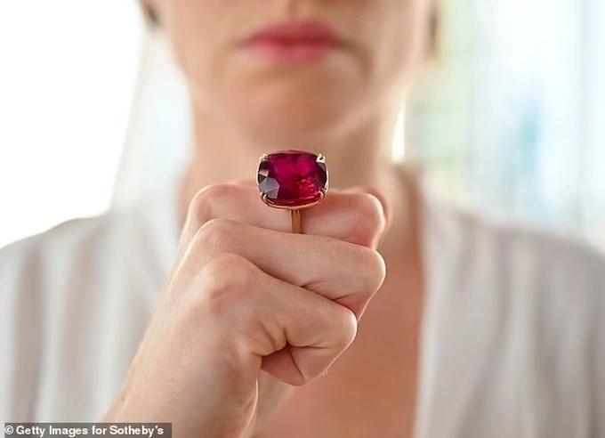 Viên hồng ngọc lớn nhất thế giới đạt mức giá kỷ lục 34,8 triệu USD-4