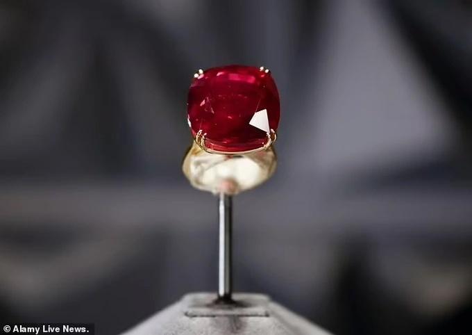 Viên hồng ngọc lớn nhất thế giới đạt mức giá kỷ lục 34,8 triệu USD-5
