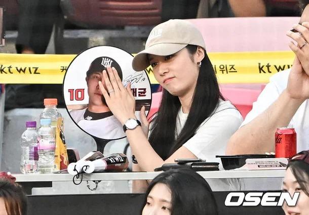 Jiyeon (T-ara) bị nhận xét kém duyên khi đến sân bóng ủng hộ ông xã cầu thủ-1