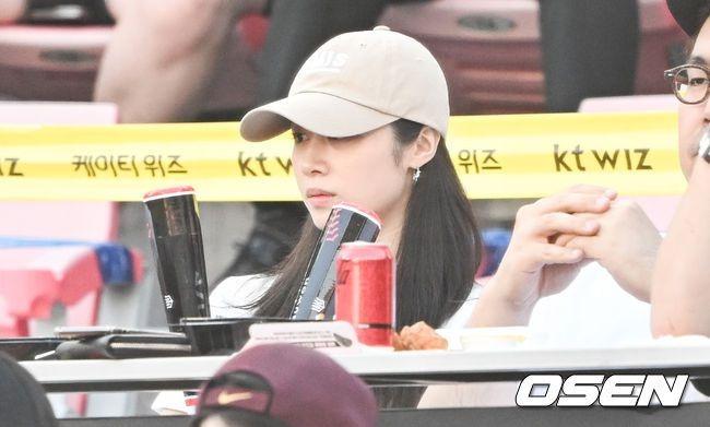 Jiyeon (T-ara) bị nhận xét kém duyên khi đến sân bóng ủng hộ ông xã cầu thủ-3