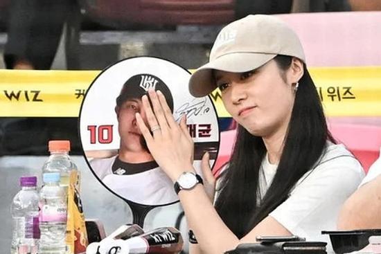 Jiyeon (T-ara) bị nhận xét kém duyên khi đến sân bóng ủng hộ ông xã cầu thủ