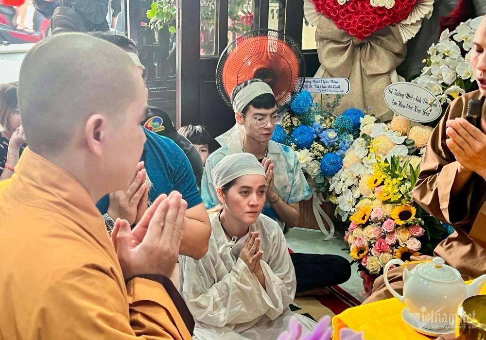 Con gái NSƯT Vũ Linh bật khóc trong lễ cúng 100 ngày cha-2