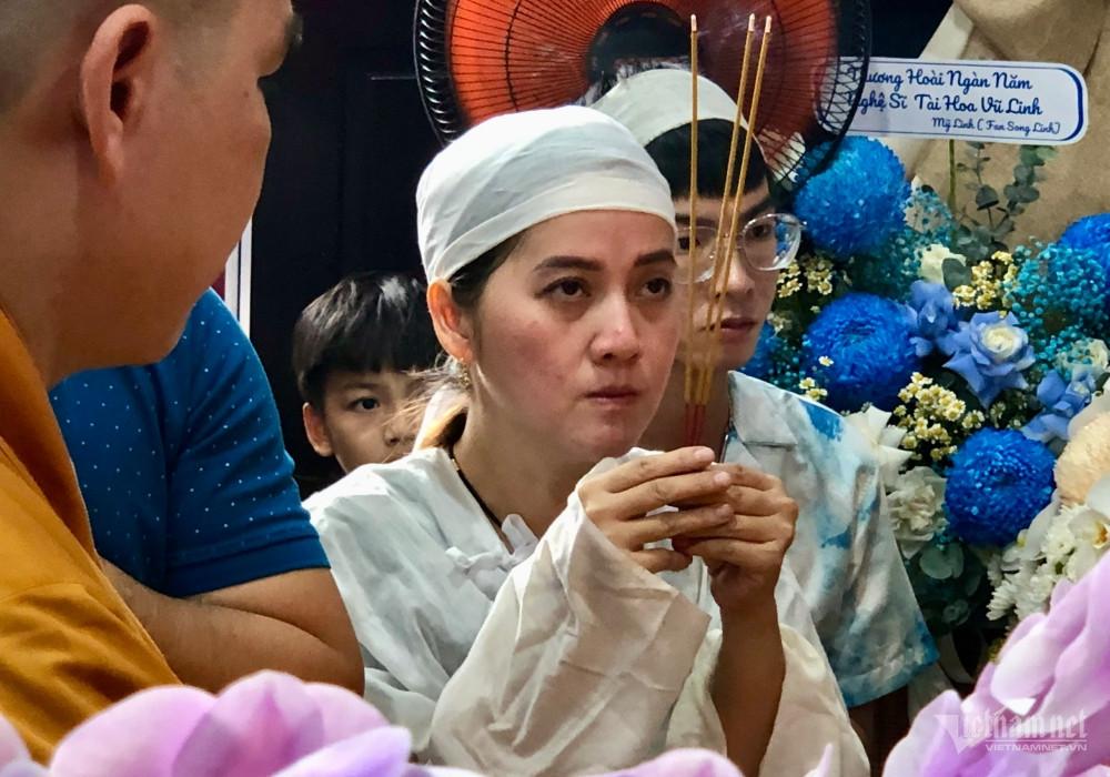 Con gái NSƯT Vũ Linh bật khóc trong lễ cúng 100 ngày cha-5