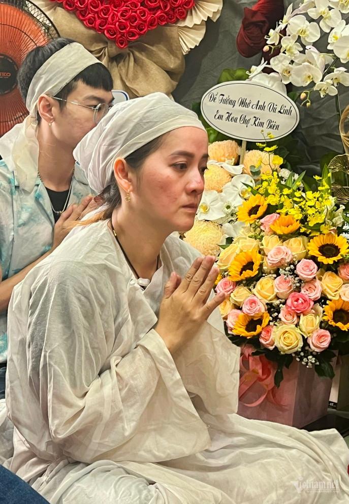 Con gái NSƯT Vũ Linh bật khóc trong lễ cúng 100 ngày cha-6