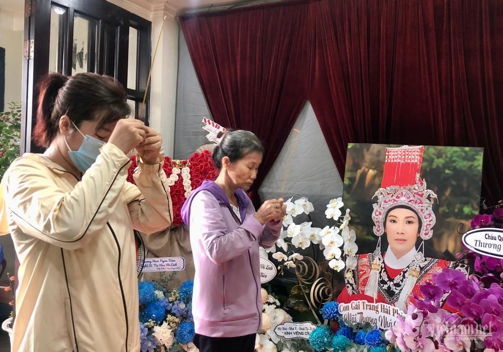 Con gái NSƯT Vũ Linh bật khóc trong lễ cúng 100 ngày cha-10