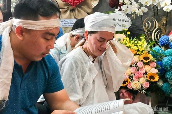 Con gái NSƯT Vũ Linh bật khóc trong lễ cúng 100 ngày cha