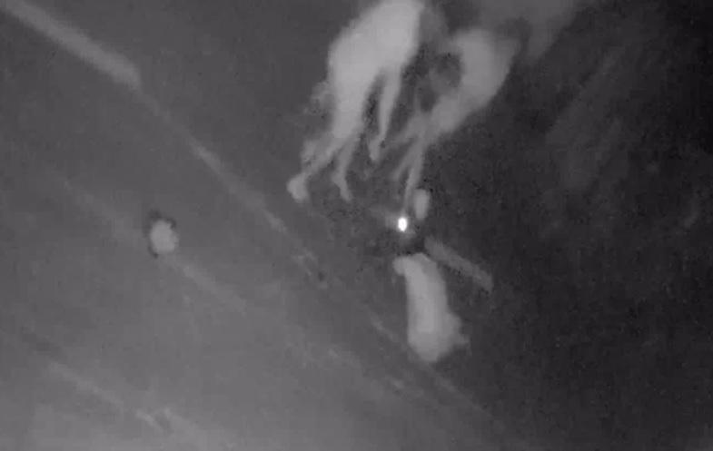 Nữ sinh bị mẹ của bạn đánh tới tấp trên đường đi chơi-1