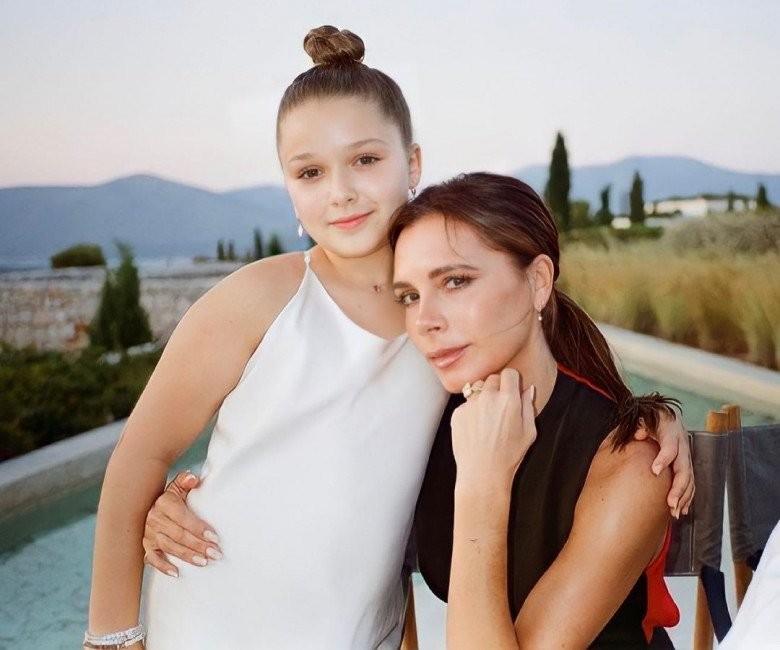 Mẹ là trùm thời trang, Harper Beckham 11 tuổi xách túi bản giới hạn-1