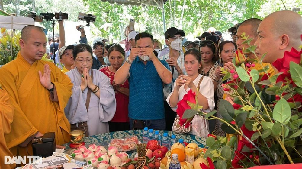 Hàng nghìn người chen lấn tại mộ Vũ Linh, gây náo loạn lễ cúng 100 ngày-3