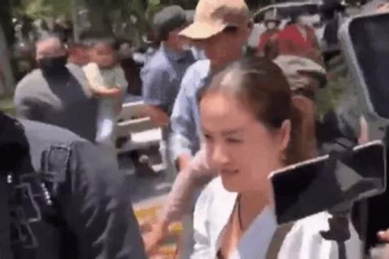 Hàng nghìn người chen lấn tại mộ Vũ Linh, gây 'náo loạn' lễ cúng 100 ngày