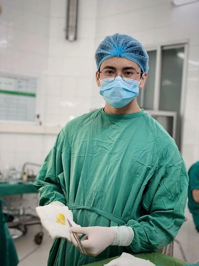 Cuộc sống hiện tại của bác sĩ từng gây sốt Người Ấy Là Ai-3