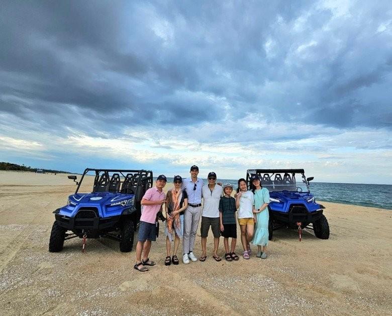 Vợ tóc tém của MC Lại Văn Sâm cực ngầu bên chồng và 2 cháu nội-2