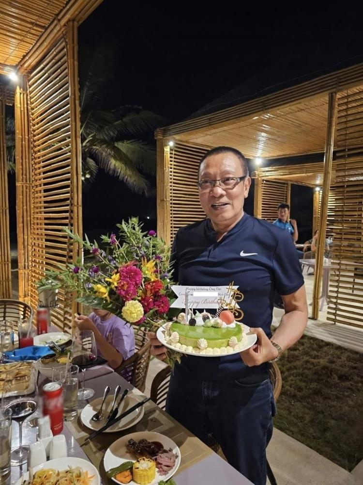 Vợ tóc tém của MC Lại Văn Sâm cực ngầu bên chồng và 2 cháu nội-4