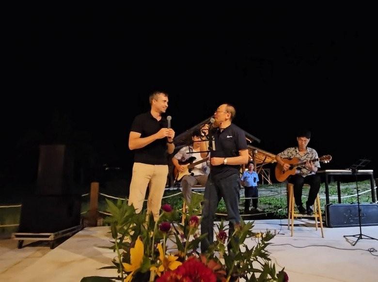 Vợ tóc tém của MC Lại Văn Sâm cực ngầu bên chồng và 2 cháu nội-3