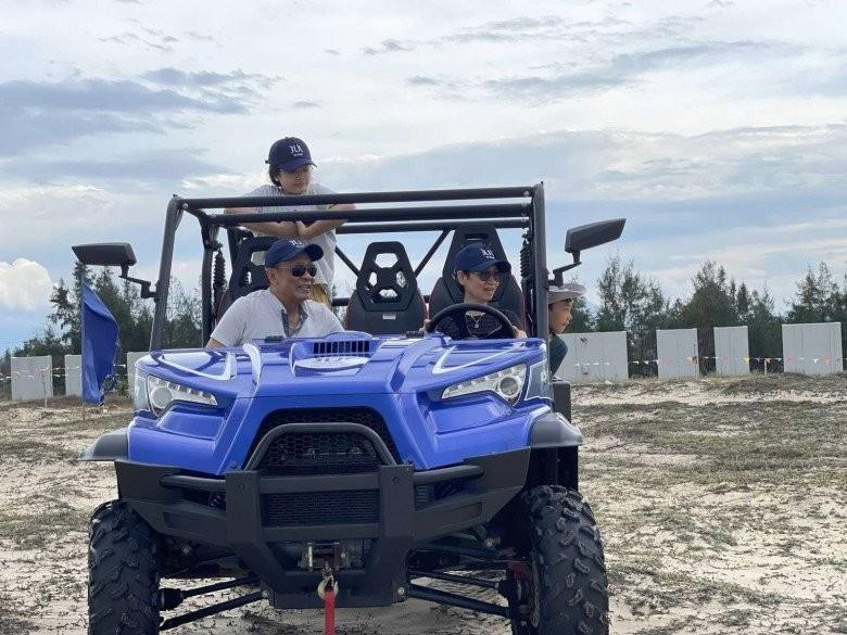 Vợ tóc tém của MC Lại Văn Sâm cực ngầu bên chồng và 2 cháu nội-1