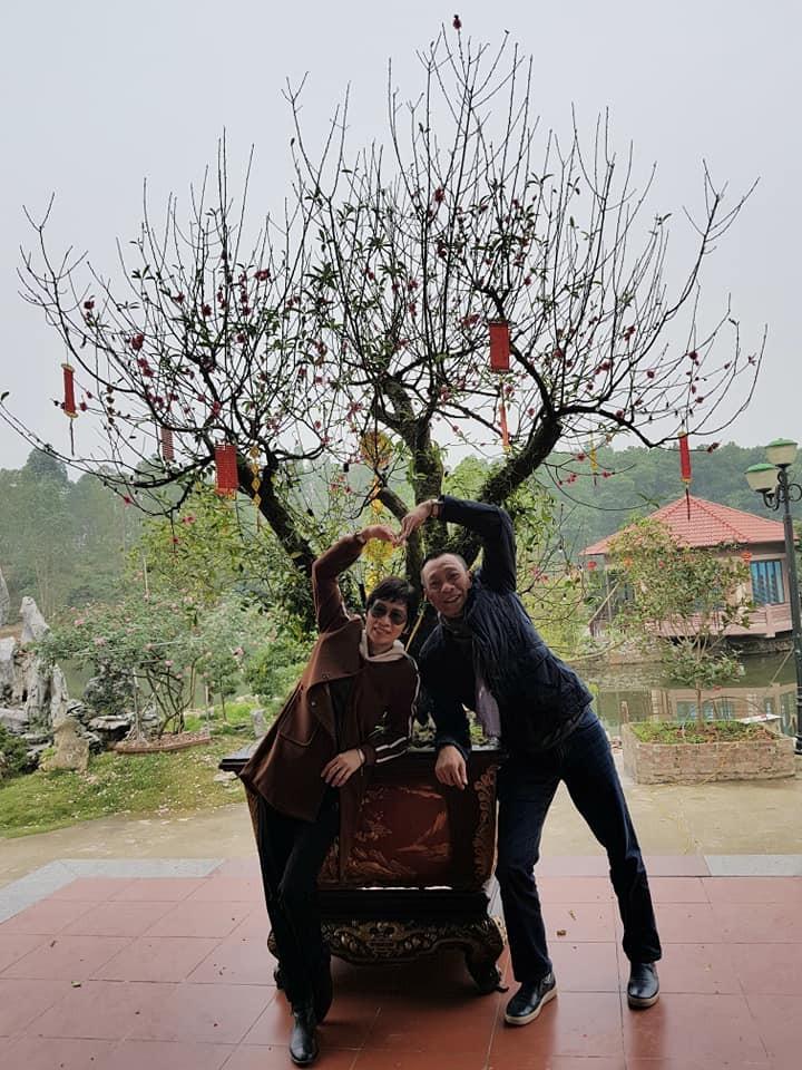 Vợ tóc tém của MC Lại Văn Sâm cực ngầu bên chồng và 2 cháu nội-9