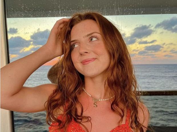 Cô gái trẻ đi làm bằng máy bay để tiết kiệm tiền thuê nhà-1