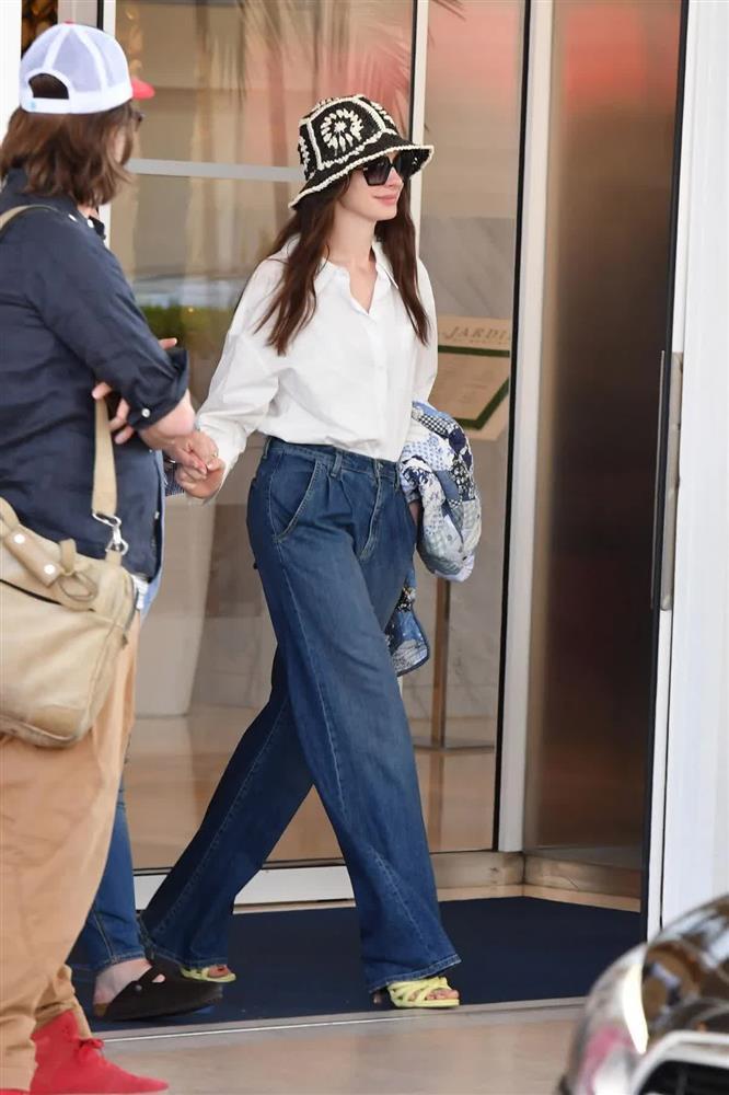 10 cách mặc quần jeans đơn giản mà siêu sang của Anne Hathaway-1
