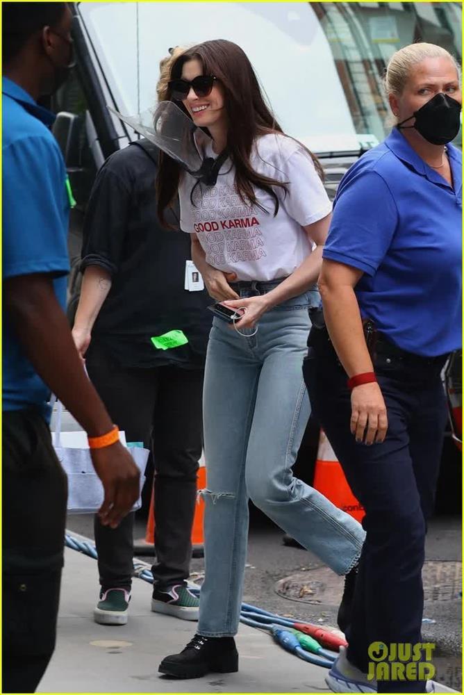 10 cách mặc quần jeans đơn giản mà siêu sang của Anne Hathaway-2