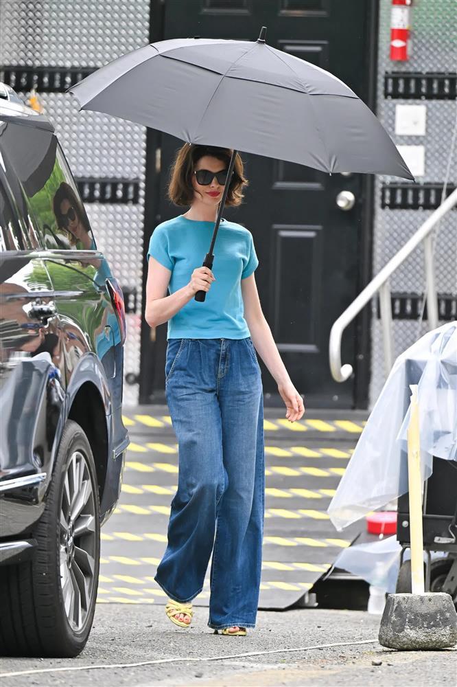 10 cách mặc quần jeans đơn giản mà siêu sang của Anne Hathaway-3