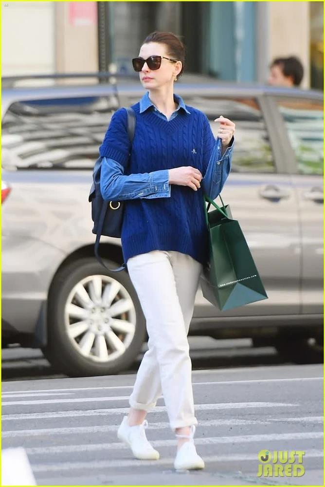 10 cách mặc quần jeans đơn giản mà siêu sang của Anne Hathaway-4