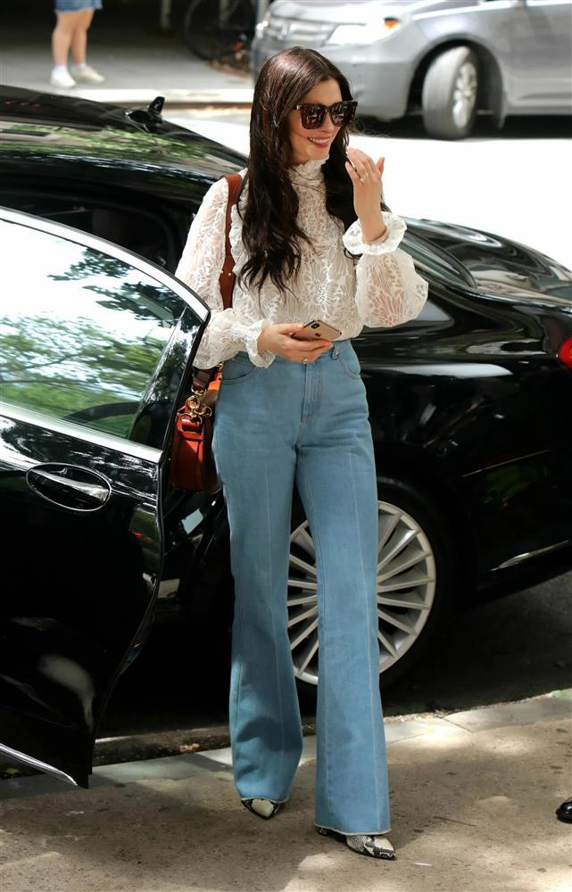 10 cách mặc quần jeans đơn giản mà siêu sang của Anne Hathaway-8