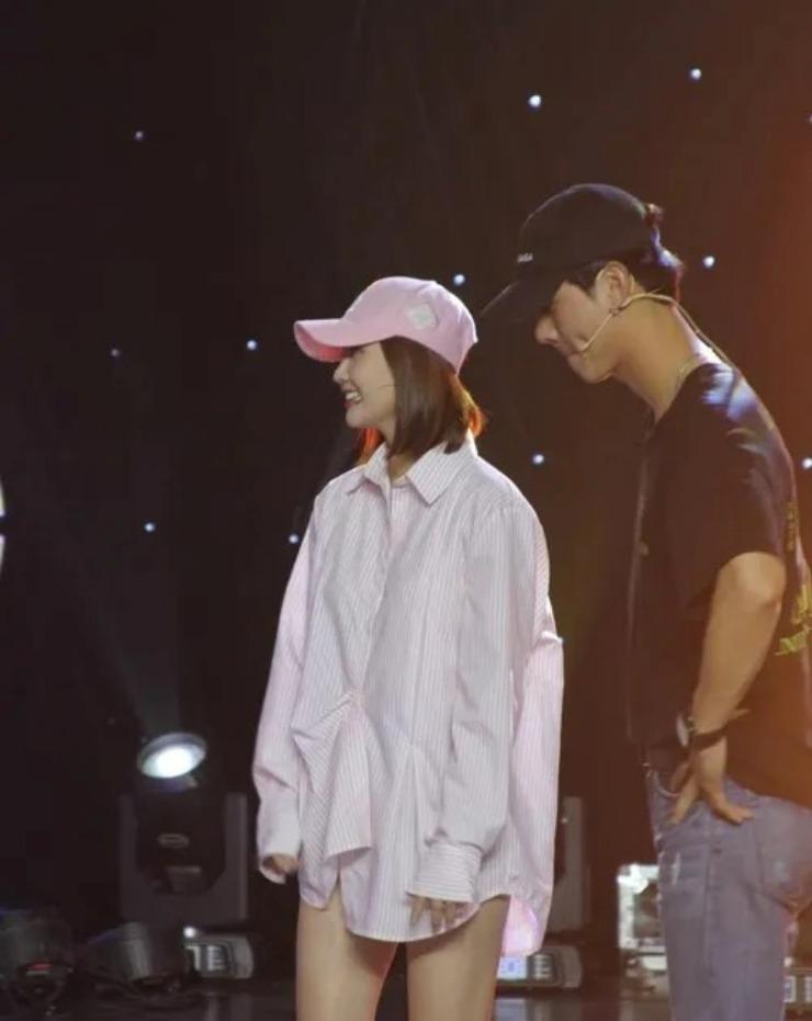 Vợ cũ Hoài Lâm nói một câu về ánh nhìn soi vòng 1 gây hiểu lầm của B Ray-3