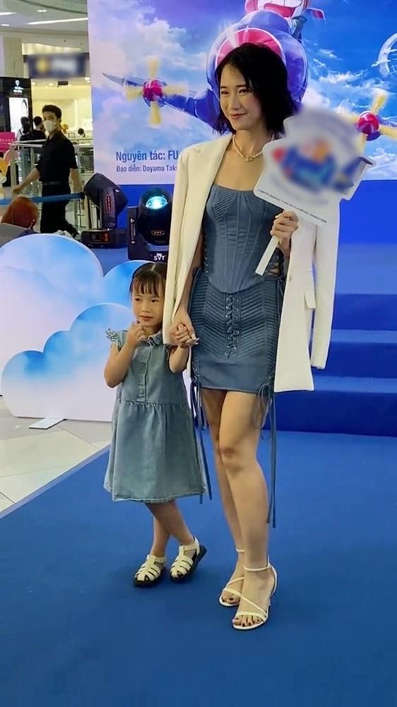 Vợ rapper JustaTee đẹp bất chấp trong ảnh chụp vội dù đã 2 con-1