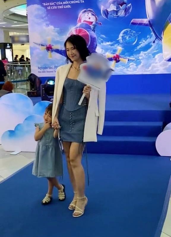 Vợ rapper JustaTee đẹp bất chấp trong ảnh chụp vội dù đã 2 con-2