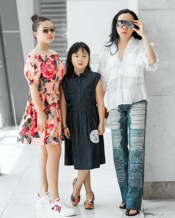 Con gái thứ hai của Phượng Chanel gây bão với phong thái xách túi shopping  chuẩn rich kid