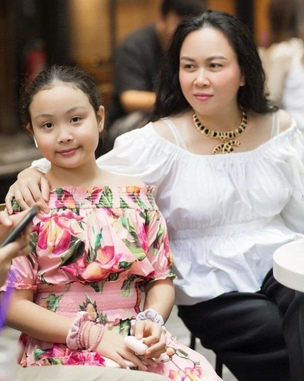 2 con gái của Phượng Chanel lên đồ bó sát khoe dáng chất như gái Tây-3