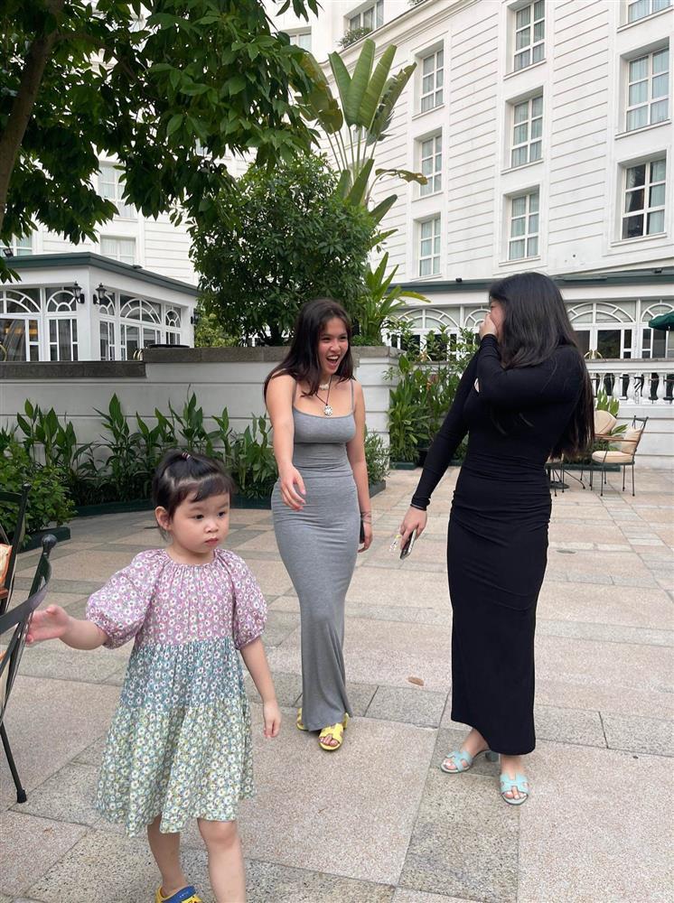 2 con gái của Phượng Chanel lên đồ bó sát khoe dáng chất như gái Tây-5