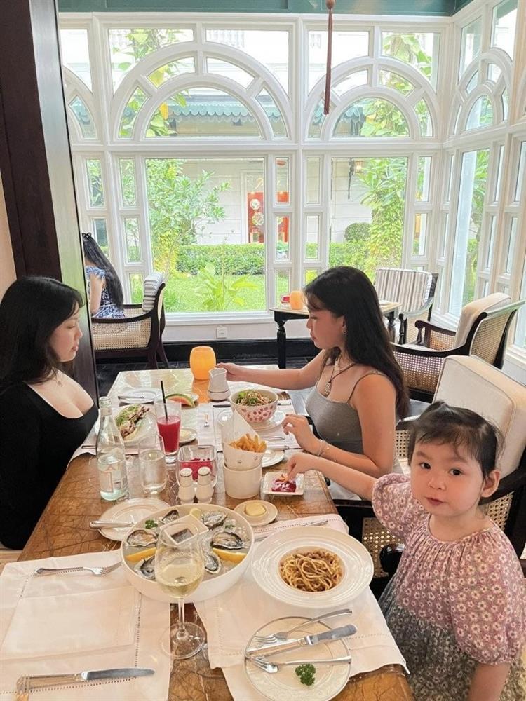 2 con gái của Phượng Chanel lên đồ bó sát khoe dáng chất như gái Tây-6