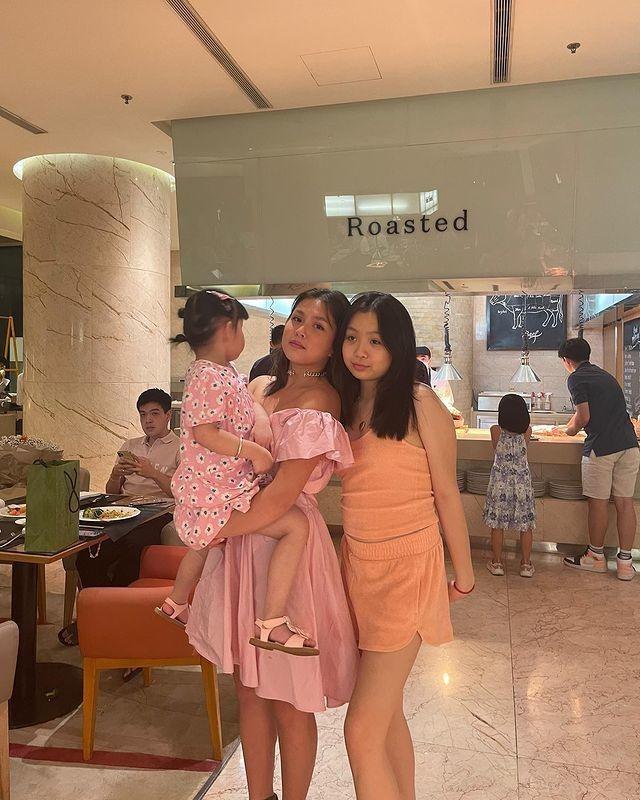 2 con gái của Phượng Chanel lên đồ bó sát khoe dáng chất như gái Tây-9