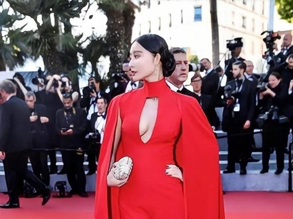 Bản sao Phạm Băng Băng gây tranh cãi với cảnh tắm gợi cảm-11