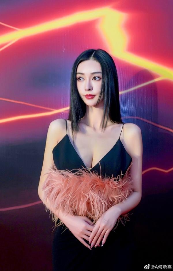 Bản sao Phạm Băng Băng gây tranh cãi với cảnh tắm gợi cảm-12