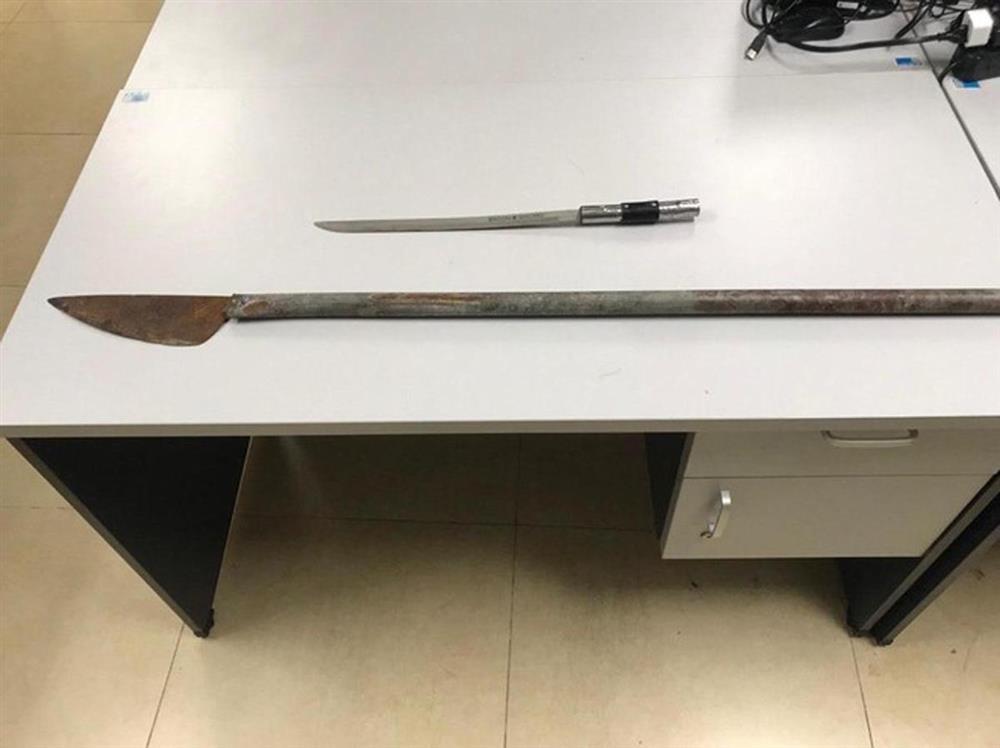 2 thiếu niên tấn công đôi trai gái trong đêm khuya hòng cướp xe máy-2