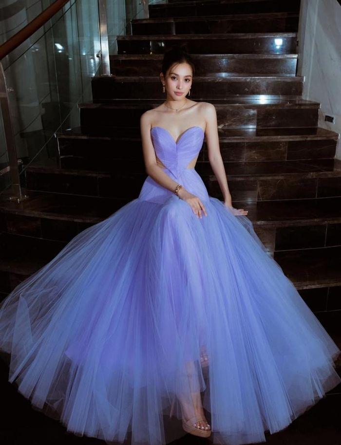 Hoa hậu Tiểu Vy, Lương Thuỳ Linh vai trần gợi cảm-1