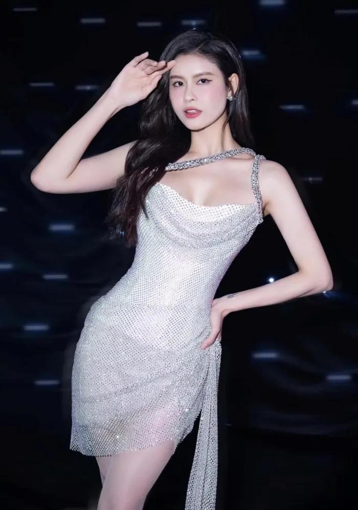 Hoa hậu Tiểu Vy, Lương Thuỳ Linh vai trần gợi cảm-4