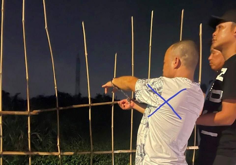 Di lý nghi phạm ra hiện trường vụ thi thể cô gái trong bao tải ở Hải Phòng-1