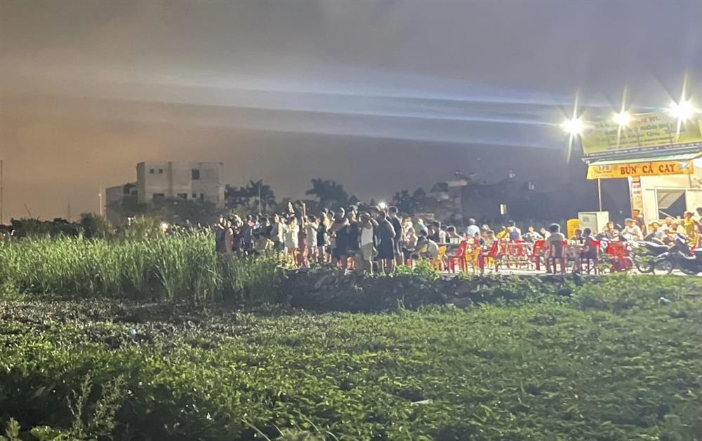 Di lý nghi phạm ra hiện trường vụ thi thể cô gái trong bao tải ở Hải Phòng-2