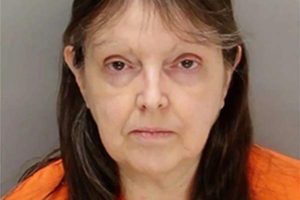 Cứu người phụ nữ bị rơi, lọt vào khe hẹp giữa 2 nhà dân ở TP.HCM-3