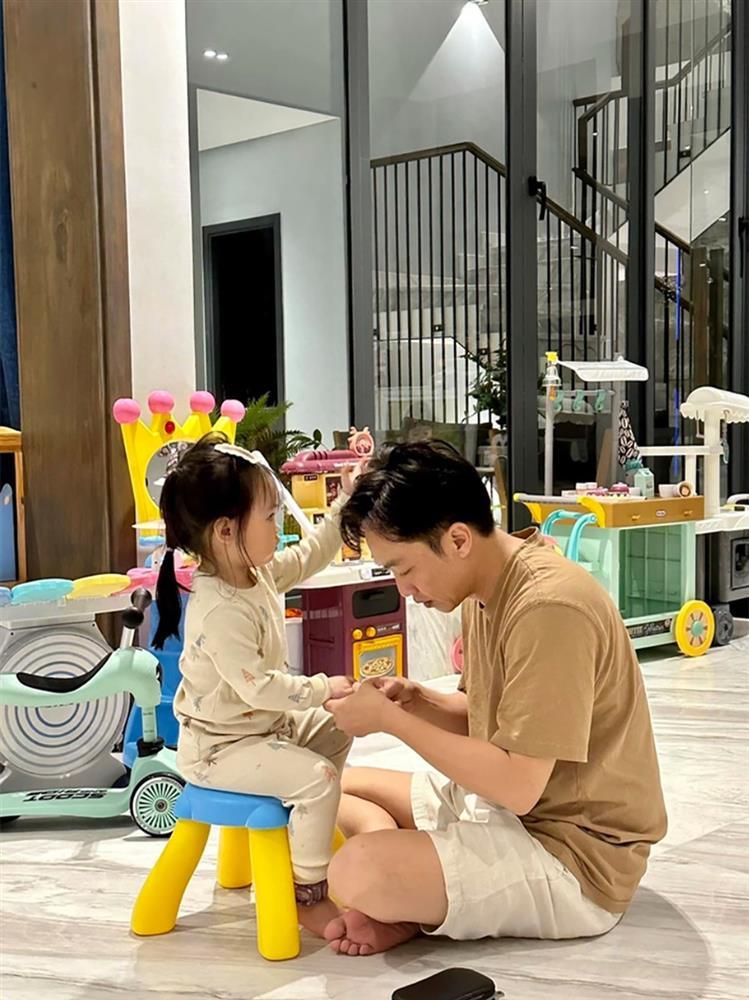 Khoe ảnh chiều con gái, Cường Đô La bị khán giả nhắc nhở mạo hiểm quá-2