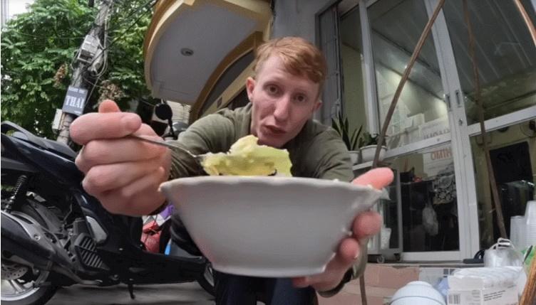 Phản ứng khách Tây khi thưởng thức món cháo lạ, giá rẻ bèo ở Hải Phòng-1