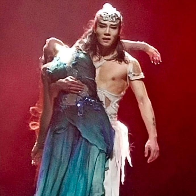 Điệu múa chim công của Dương Lệ Bình lại bị chỉ trích gợi dục-3