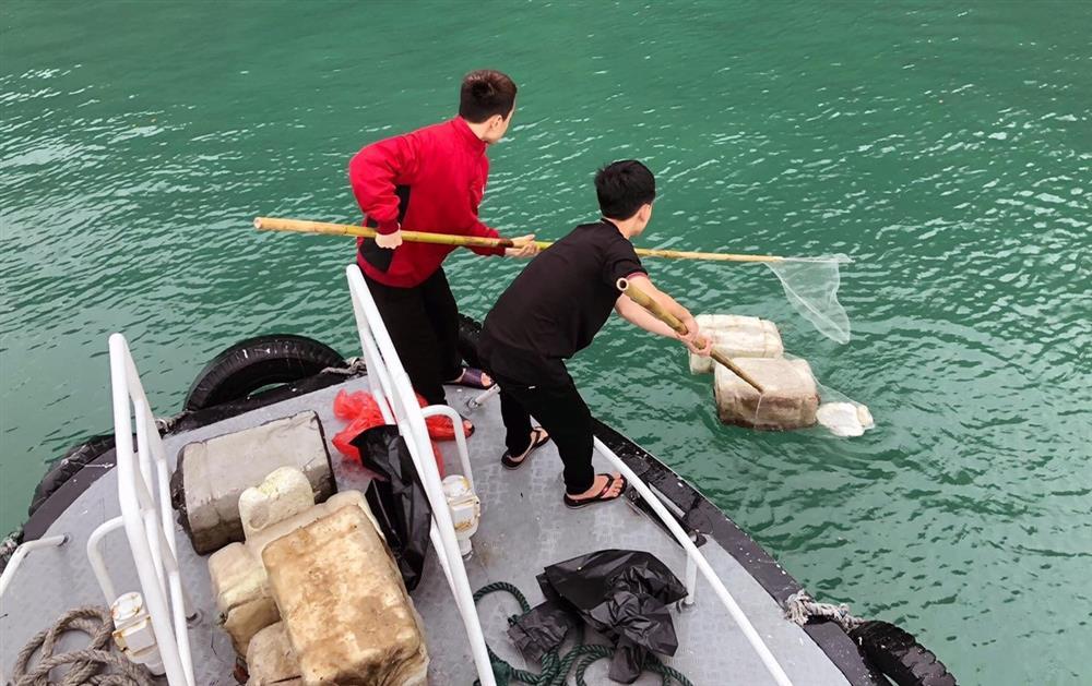 Rác lại trôi nổi đầy trên vịnh Hạ Long, khách du lịch nhìn mà choáng-3