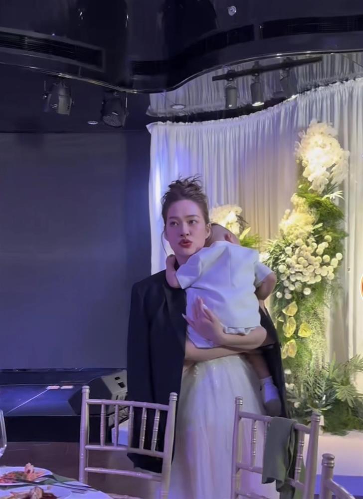 Đang diện váy cô dâu, vợ JayKii xả vai bồng bế ru con ngủ giữa đám cưới-2