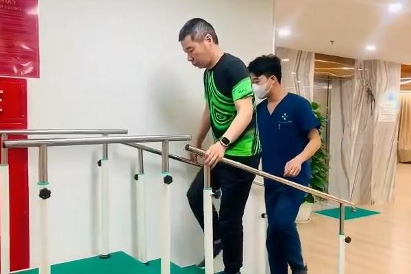 Vua hài đất Bắc Xuân Hinh đến thăm Công Lý, bất ngờ phản ứng của vợ Cô Đẩu-4