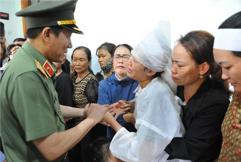 Nghẹn ngào tiễn biệt 4 cán bộ chiến sĩ công an xã hy sinh khi làm nhiệm vụ-2