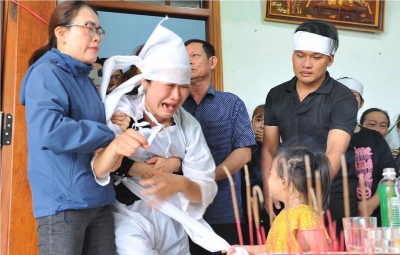 Nghẹn ngào tiễn biệt 4 cán bộ chiến sĩ công an xã hy sinh khi làm nhiệm vụ-4